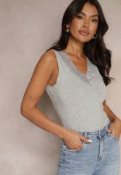 Ciemnoszary Top z Bawełny z Koronkową Wstawką Arivara. Szare topy damskie Renee, l, z aplikacjami, z bawełny, eleganckie, bez kołnierzyka, bez ramiączek. Za 14.99 zł.