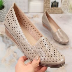 Półbuty damskie połyskujące na koturnie ażurowe beżowe Potocki SZ12018. Brązowe półbuty damskie POTOCKI, w ażurowe wzory, ze skóry ekologicznej, eleganckie, bez obcasa, na koturnie, bez zapięcia. Za 189.99 zł.