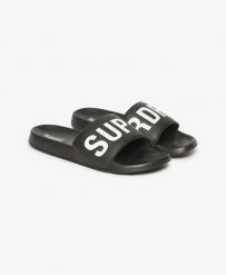 Superdry Core Pool Sliders - Klapki czarno-białe z miękkim paskiem. Czarne klapki damskie Superdry, bez wzorów, z poliesteru, bez obcasa, bez zapięcia. Za 205.75 zł.
