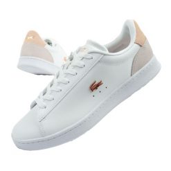 Buty sportowe trampki damskie Lacoste Carnaby. Białe obuwie sportowe damskie Lacoste, bez wzorów, bez zapięcia, trekkingowe. Za 419.00 zł.