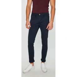 Guess Jeans - Spodnie Adam. Niebieskie spodnie materiałowe męskie Guess Jeans, bez wzorów, z bawełny, z podwyższonym stanem. W wyprzedaży za 299.90 zł.