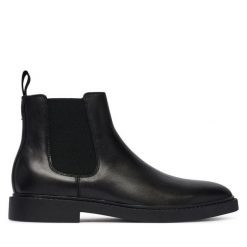 Sztyblety Guess. Czarne botki męskie Guess, z aplikacjami, bez obcasa, bez zapięcia. Za 674.99 zł.