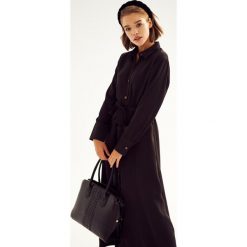 Czarna, koszulowa sukienka maxi. Czarne sukienki damskie Born2be, na jesień, m, bez wzorów, z materiału, eleganckie, bez kołnierzyka, bez ramiączek, maxi, koszulowe. Za 119.99 zł.