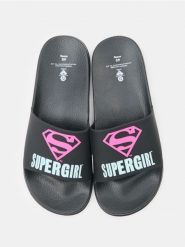 Klapki Supergirl - czarny. Czarne klapki damskie Sinsay, bez wzorów, bez obcasa, bez zapięcia. Za 29.99 zł.
