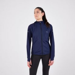 Kurtka do biegania w terenie wiatrówka damska Kiprun Run 900 Wind. Niebieskie kurtki sportowe damskie KIPRUN, l, bez wzorów, z materiału, bez ramiączek, bez kaptura, do biegania. Za 179.99 zł.