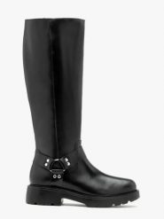 Kozaki typu biker z metalowymi ozdobami. Czarne kozaki damskie Ryłko, bez wzorów, ze skóry, z okrągłym noskiem, bez obcasa, bez zapięcia. Za 629.99 zł.