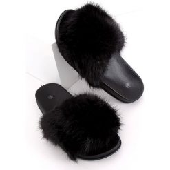 Klapki z futerkiem czarne CK107P Black. Czarne klapki damskie ButyModne, bez wzorów, bez obcasa, bez zapięcia. Za 84.43 zł.