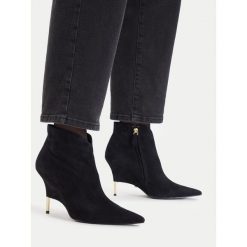 Botki GINO ROSSI. Czarne botki damskie Gino Rossi, bez wzorów, bez obcasa, na szpilce, bez zapięcia. Za 599.99 zł.
