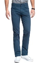 WRANGLER SPODNIE MĘSKIE ARIZONA OXFORD BLUE W12OA1072 112126282. Niebieskie spodnie materiałowe męskie Wrangler, bez wzorów, z materiału. W wyprzedaży za 119.99 zł.