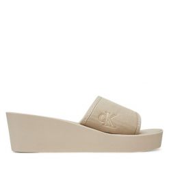 Klapki Calvin Klein Jeans. Brązowe klapki damskie Calvin Klein Jeans, bez wzorów, z jeansu, bez obcasa, bez zapięcia. Za 139.99 zł.