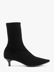 Czarne botki skarpetowe na niskim obcasie. Czarne botki damskie Ryłko, bez wzorów, z nubiku, bez obcasa, na obcasie, bez zapięcia. Za 379.99 zł.