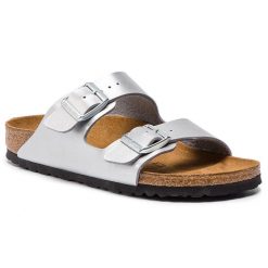 Klapki Birkenstock. Szare klapki damskie Birkenstock, bez wzorów, bez obcasa, bez zapięcia. Za 399.99 zł.