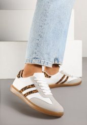 Biało-Panterkowe Sneakersy Typu Kultowe Tenisówki Zdobione Przeszyciami Remiana. Białe trampki i tenisówki damskie Renee, z aplikacjami, z jeansu, bez zapięcia. Za 69.99 zł.