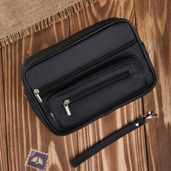 Saszetka męska skórzana do ręki praktyczna duża czarna Abruzzo ABR-12. Czarne saszetki i nerki męskie bez wzorów, ze skóry. Za 99.99 zł.