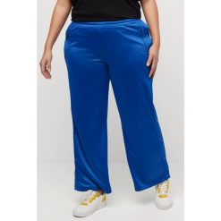 Damskie Spodnie joggingowe guziki szerokie nogawki materiał z recyklingu. Niebieskie spodnie dresowe damskie Ulla Popken, bez wzorów, z materiału, sportowe, długie. Za 294.99 zł.