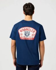 MESKA KOSZULKA WRANGLER GRAPHIC TEE NAVY 112362806. Niebieskie t-shirty męskie Wrangler, xxl, bez wzorów, bez kołnierzyka, bez ramiączek. Za 79.99 zł.