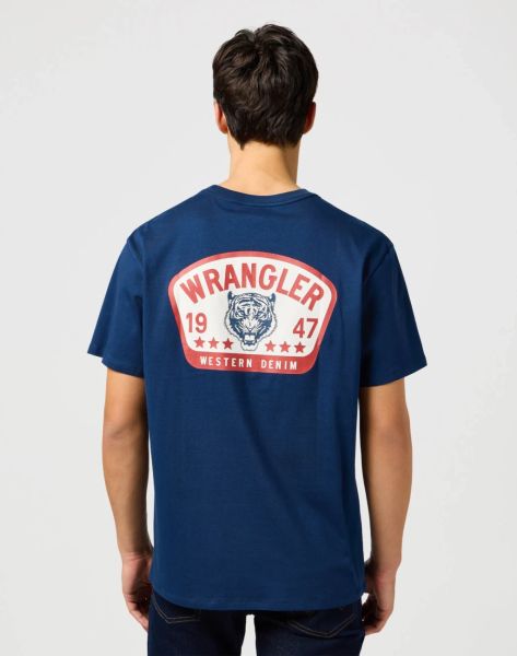MESKA KOSZULKA WRANGLER GRAPHIC TEE NAVY 112362806. Niebieskie t-shirty męskie Wrangler, xxl, bez wzorów, bez kołnierzyka, bez ramiączek. Za 79.99 zł.