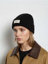 Czapka beanie - czarny. Czarne czapki damskie Sinsay, bez wzorów. Za 9.99 zł.
