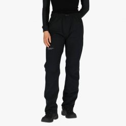 Spodnie shell turystyka damska Swedemount Abisko Shell Rain Pants wodoodporna. Czarne spodnie sportowe damskie SWEDEMOUNT, na lato, bez wzorów, sportowe, trekkingowe. Za 299.99 zł.