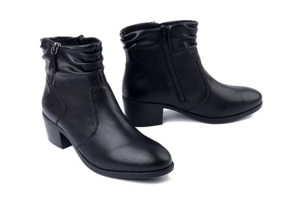 RIEKER 73981-00 black, botki damskie. Czarne botki damskie Rieker, bez wzorów, z polaru, bez obcasa, na obcasie, bez zapięcia. Za 369.90 zł.