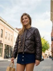 Pikowana kurtka z połyskiem - brązowy. Brązowe kurtki sportowe damskie Sinsay, l, bez wzorów, bez ramiączek, bez kaptura. W wyprzedaży za 32.99 zł.