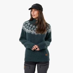 Sweter Wełniany Kobieta Lofoten Elastyczny W Cztery Strony. Zielone swetry nierozpinane damskie SWEDEMOUNT, s, bez wzorów, z dzianiny, klasyczne, bez kołnierzyka, bez ramiączek. Za 249.99 zł.