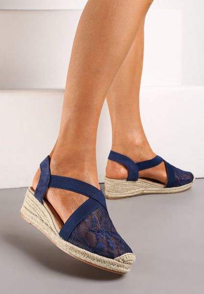 Granatowe Sandały na Niskim Koturnie Ozdobione Koronką i Plecionką na Podeszwie Ailassa. Niebieskie sandały damskie Born2be, bez wzorów, z koronki, bez obcasa, na koturnie, bez zapięcia. Za 49.99 zł.