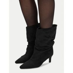 Botki DeeZee. Czarne botki damskie DeeZee, bez wzorów, bez obcasa, na słupku, bez zapięcia. Za 199.99 zł.