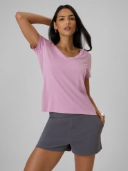 4F T-shirt regular z modalem damski - różowy XL. Czerwone t-shirty damskie 4F, l, bez wzorów, z dzianiny, bez kołnierzyka, bez ramiączek. Za 79.99 zł.