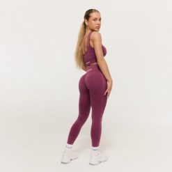 Legginsy damskie fitness bezszwowe z wysoką talią Lift. Fioletowe legginsy damskie GYMBEAM, bez wzorów, z elastanu. Za 110.90 zł.