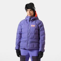 Damska kurtka narciarska Helly Hansen Emiko Ridable. Fioletowe kurtki sportowe damskie Helly Hansen, na zimę, bez wzorów, bez ramiączek, bez kaptura, narciarskie. W wyprzedaży za 1,606.50 zł.