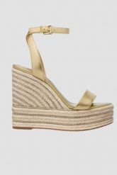 MICHAEL KORS Złote sandały na platformie Leighton Wedge. Żółte sandały damskie Michael Kors, bez wzorów, bez obcasa, na platformie, bez zapięcia. W wyprzedaży za 719.99 zł.