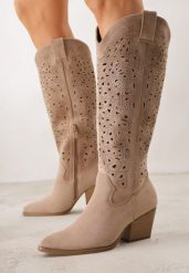 Ciemnobeżowe Kozaki Kowbojki na Stożku z Ażurową Cholewką Uria. Brązowe kozaki damskie Born2be, w ażurowe wzory, z jeansu, bez obcasa, na obcasie, bez zapięcia. Za 189.99 zł.