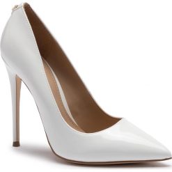 Szpilki GUESS - Felyx2 FL6FLY PAF08 WHITE. Białe szpilki damskie Guess, z aplikacjami, ze skóry ekologicznej, bez obcasa, na obcasie, bez zapięcia. W wyprzedaży za 359.00 zł.