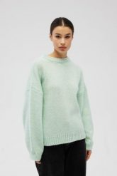 Sweter oversize z bufiastymi rękawami w kolorze FROSTY MINT - RIVERO-UNI. Zielone swetry nierozpinane damskie Marsala, na lato, bez wzorów, z wełny, bez kołnierzyka, bez ramiączek. Za 249.90 zł.