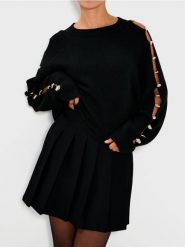 Sweter ze zdrobieniami na rękawach - czarny. Czarne swetry nierozpinane damskie Sinsay, l, bez wzorów, bez kołnierzyka, bez ramiączek. Za 79.99 zł.