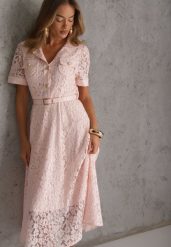 Różowa Bawełniano-Wiskozowa Sukienka Koszulowa z Koronki z Paskiem w Stylu Retro Candida. Czerwone sukienki damskie Renee, m, bez wzorów, z bawełny, retro, bez kołnierzyka, bez ramiączek, midi, koszulowe. Za 299.99 zł.