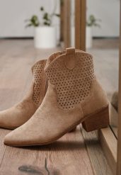 Ciemnobeżowe Ażurowe Botki Vices w Stylu Kowbojek na Obcasie Norfedi. Brązowe botki damskie Born2be, z aplikacjami, z jeansu, boho, ze szpiczastym noskiem, bez obcasa, na obcasie, bez zapięcia. Za 129.99 zł.