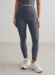 Damskie legginsy z wysokim stanem, squat proof, dla niskich Sense granatowe. Niebieskie legginsy damskie Aim'n, bez wzorów, z elastanu. Za 297.00 zł.