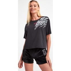 T-shirt EA7 EMPORIO ARMANI. T-shirty damskie EA7 Emporio Armani, s, bez wzorów, bez kołnierzyka, bez ramiączek. W wyprzedaży za 190.27 zł.