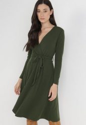 Ciemnozielona Sukienka Therinore. Zielone sukienki damskie Born2be, l, bez wzorów, z bawełny, eleganckie, bez kołnierzyka, bez ramiączek, midi, kopertowe. Za 169.99 zł.