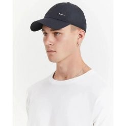Czapka Nike Dri-FIT czarna, regulowana, oddychająca. Czarne czapki męskie Nike, bez wzorów, z poliesteru. Za 99.00 zł.