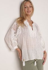 Biała Rustykalna Bluzka z Tencelu Ozdobiona Wiązaniem Koronką i Koralikami Sachi. Białe bluzki damskie Born2be, m, z aplikacjami, z jeansu, bez kołnierzyka, bez ramiączek. Za 119.99 zł.
