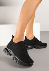 Czarne Buty Sportowe Sneakersy z Siateczki na Tłoczonej Podeszwie Zdobionej Aplikacją Neltewia. Czarne obuwie sportowe damskie Renee, z aplikacjami, z jeansu, bez zapięcia. Za 59.99 zł.