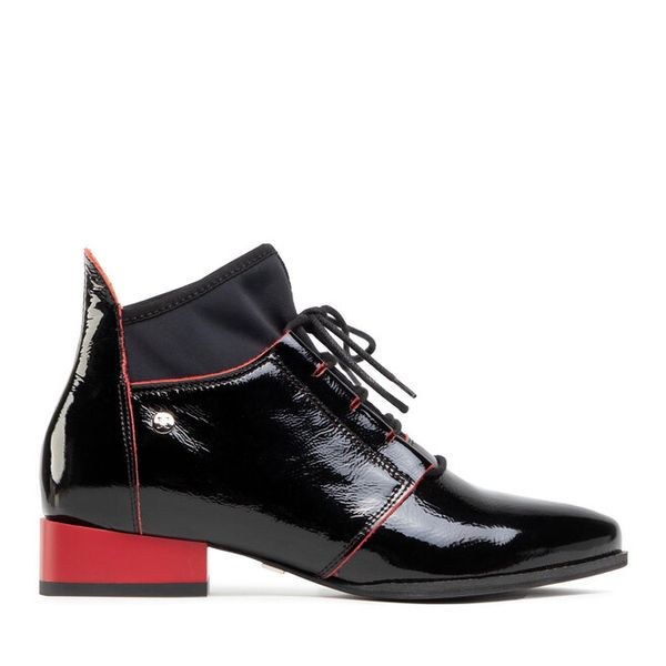 Trzewiki Maciejka. Czarne botki damskie Maciejka, bez wzorów, bez obcasa, na płaskiej podeszwie, bez zapięcia. Za 289.99 zł.