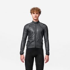 Kurtka rowerowa szosowa Van Rysel Racer Ultralight przeciwdeszczowa. Czarne kurtki męskie VAN RYSEL, l, bez wzorów, z materiału, bez kaptura, rowerowe. Za 199.99 zł.