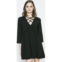 Answear - Sukienka Buda. Czarne sukienki damskie ANSWEAR, na co dzień, m, bez wzorów, z materiału, casualowe, bez kołnierzyka, bez ramiączek, mini, proste. W wyprzedaży za 59.90 zł.