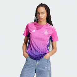 Koszulka Germany 24 Away. Czerwone bluzki damskie Adidas, m, bez wzorów, z materiału, sportowe, bez kołnierzyka, bez ramiączek. W wyprzedaży za 348.00 zł.
