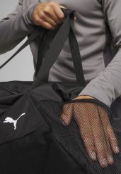 Drużynowa torba piłkarska teamGOAL PUMA Black. Czarne torby sportowe męskie Puma, bez wzorów, z materiału, na ramię, małe. Za 159.00 zł.