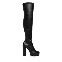 Kozaki DeeZee. Czarne kozaki damskie DeeZee, bez wzorów, bez obcasa, na słupku, bez zapięcia. Za 239.99 zł.